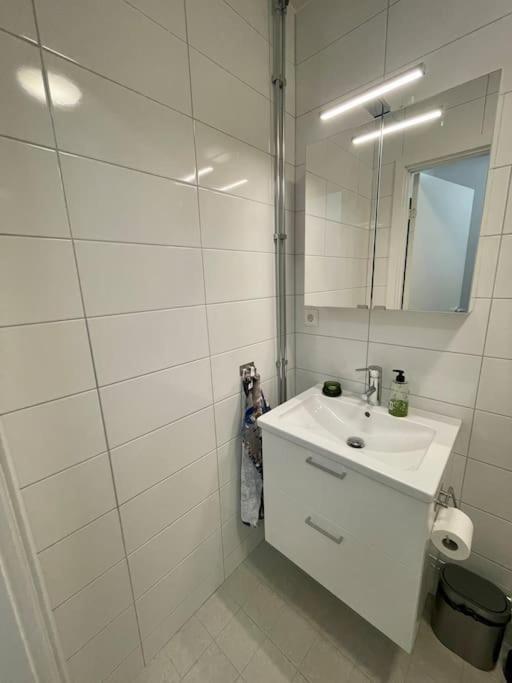 Newly Built Bright Apartment, Close To Everything If You Want To Visit Stockholm, You Will Find The Perfect Accommodation Here! Ferry Line 80 Makes It Very Convenient And Easy To Get To The City Center Nacka község Kültér fotó