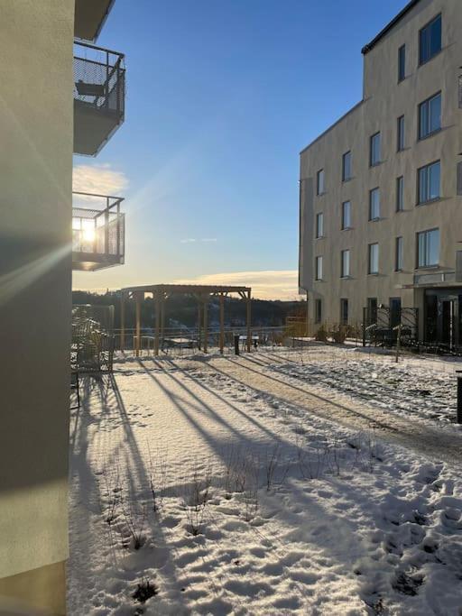 Newly Built Bright Apartment, Close To Everything If You Want To Visit Stockholm, You Will Find The Perfect Accommodation Here! Ferry Line 80 Makes It Very Convenient And Easy To Get To The City Center Nacka község Kültér fotó