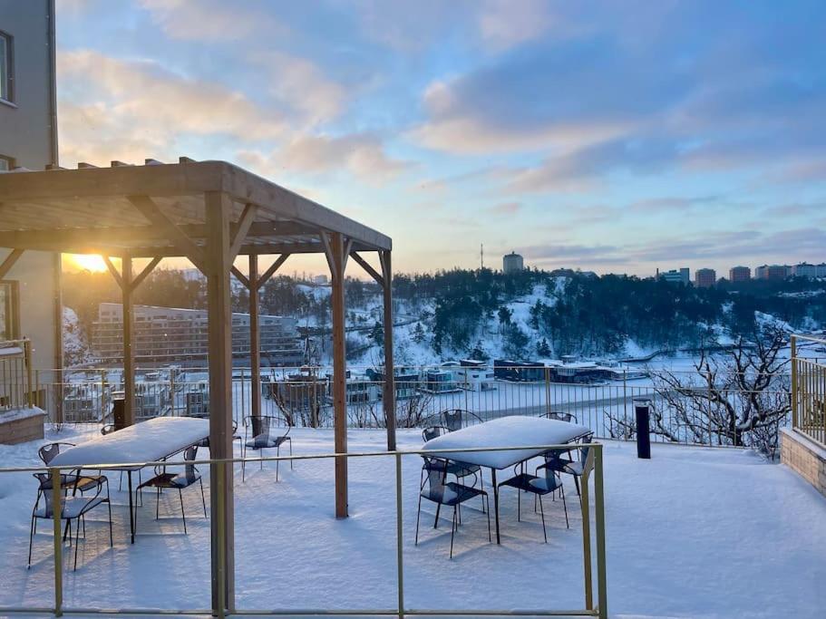 Newly Built Bright Apartment, Close To Everything If You Want To Visit Stockholm, You Will Find The Perfect Accommodation Here! Ferry Line 80 Makes It Very Convenient And Easy To Get To The City Center Nacka község Kültér fotó