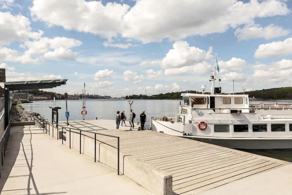 Newly Built Bright Apartment, Close To Everything If You Want To Visit Stockholm, You Will Find The Perfect Accommodation Here! Ferry Line 80 Makes It Very Convenient And Easy To Get To The City Center Nacka község Kültér fotó