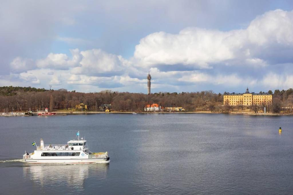 Newly Built Bright Apartment, Close To Everything If You Want To Visit Stockholm, You Will Find The Perfect Accommodation Here! Ferry Line 80 Makes It Very Convenient And Easy To Get To The City Center Nacka község Kültér fotó