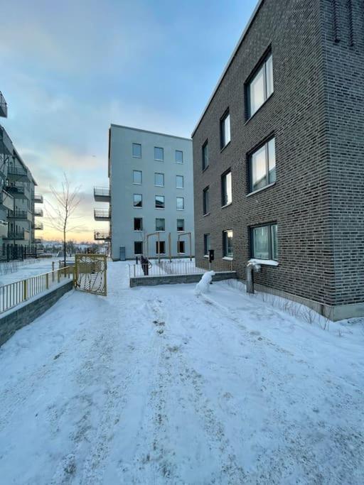 Newly Built Bright Apartment, Close To Everything If You Want To Visit Stockholm, You Will Find The Perfect Accommodation Here! Ferry Line 80 Makes It Very Convenient And Easy To Get To The City Center Nacka község Kültér fotó